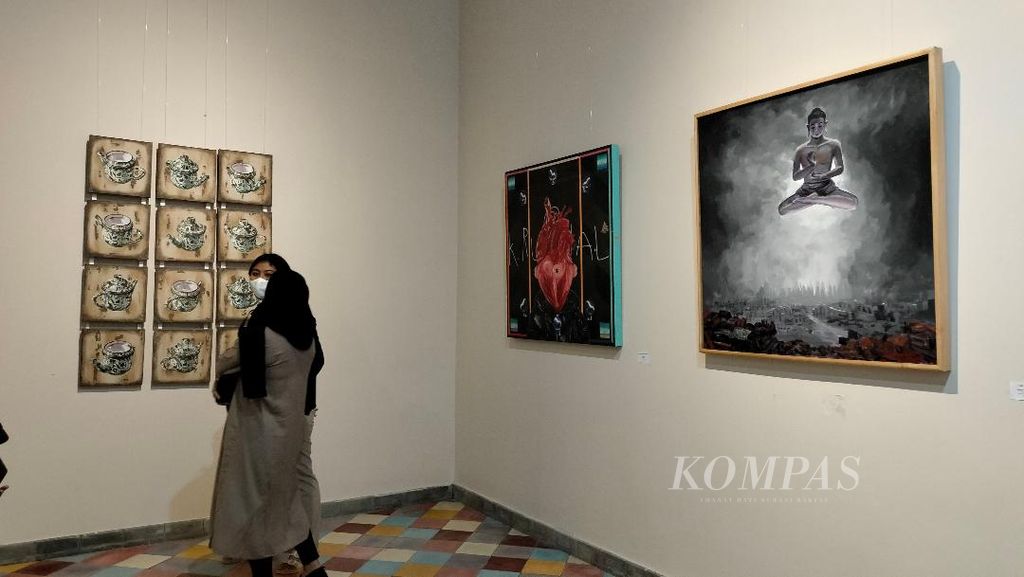 Seorang pengunjung melihat-lihat lukisan yang ditampilkan dalam pameran lukisan Expression yang digelar di Limanjawi Art House, Kecamatan Borobudur, Kabupaten Magekang, Minggu (19/3/2023).