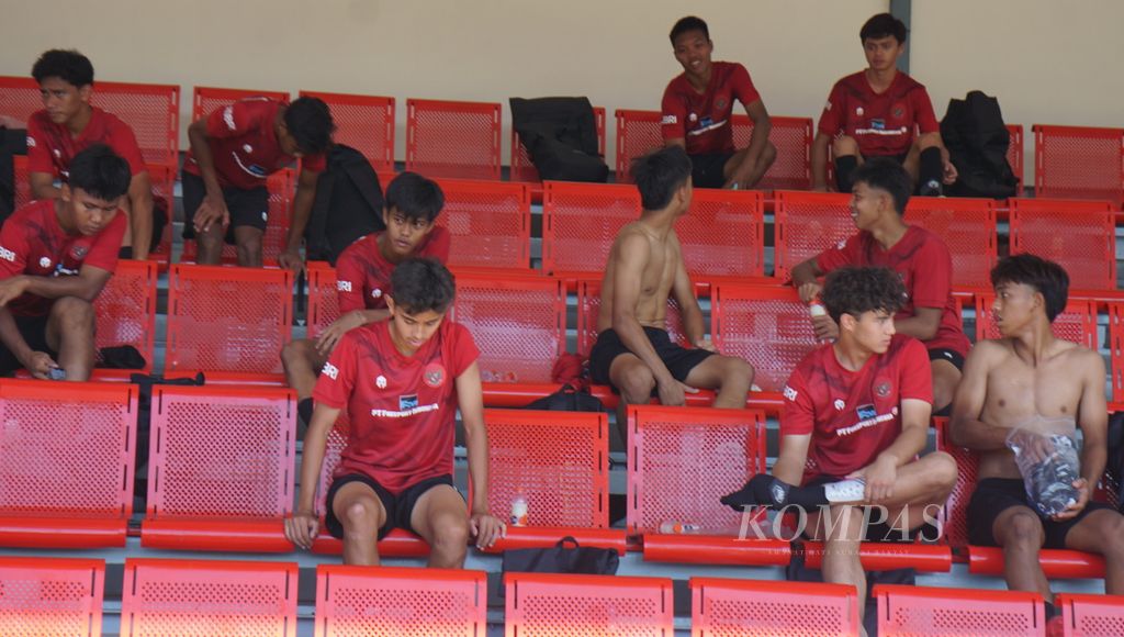 Para pemain tim sepak bola U-17 Indonesia beristirahat setelah berlatih di Stadion Sriwedari, Kota Surakarta, Jawa Tengah, Jumat (11/8/2023). 