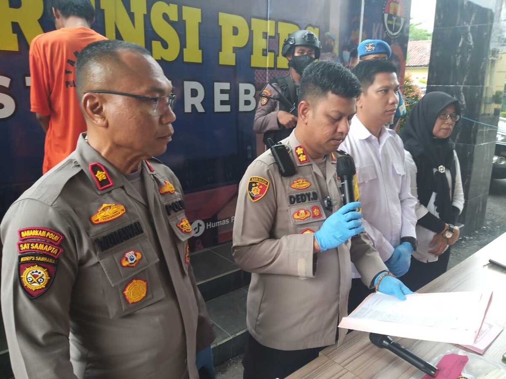 Wakil Kepala Polresta Cirebon Ajun Komisaris Besar Dedy Darmawansyah (kedua dari kiri) memaparkan kasus pembuangan bayi saat konferensi pers di Markas Polresta Cirebon, Jawa Barat, Senin (27/2/2023). 