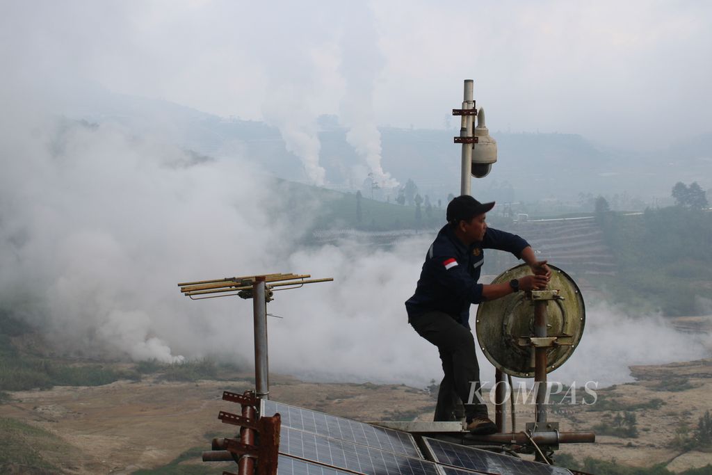 Petugas memeriksa alat pemantau aktivitas vulkanik di sekitar Kawah Sileri, Dataran Tinggi Dieng, Jawa Tengah, Selasa (6/8/2024).