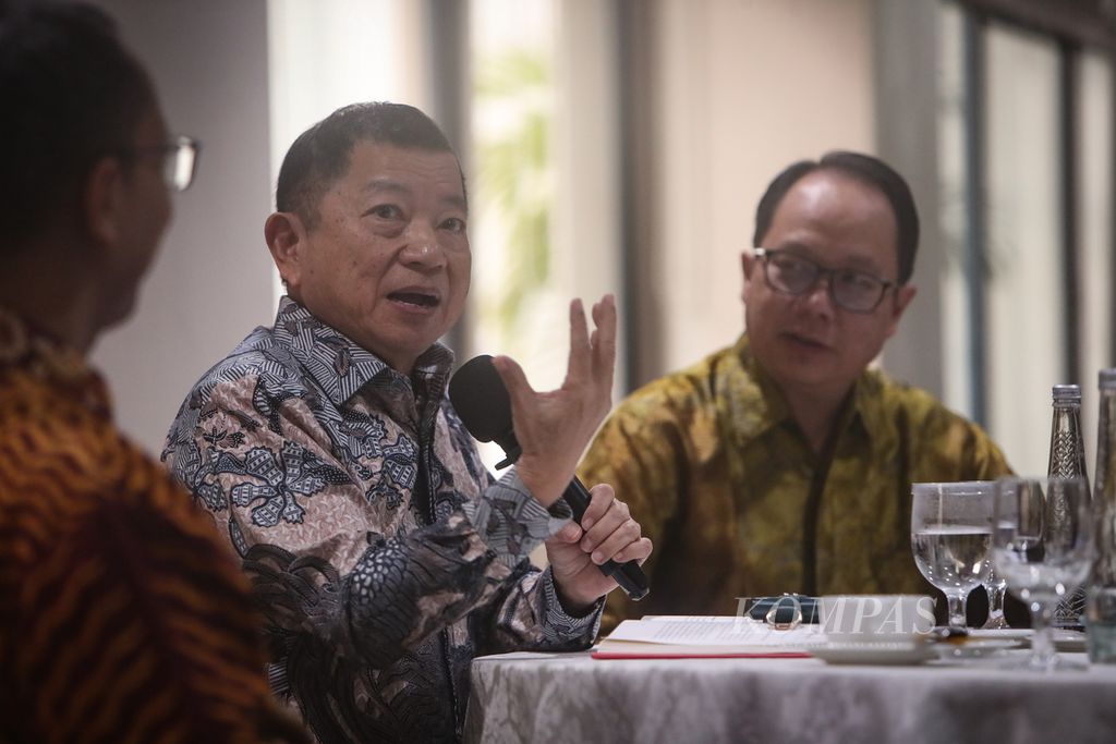 Menteri Perencanaan Pembangunan Nasional Suharso Monoarfa (kiri) memaparkan materi dalam diskusi Kompas Collaboration Forum di Jakarta, Jumat (7/7/2023). 