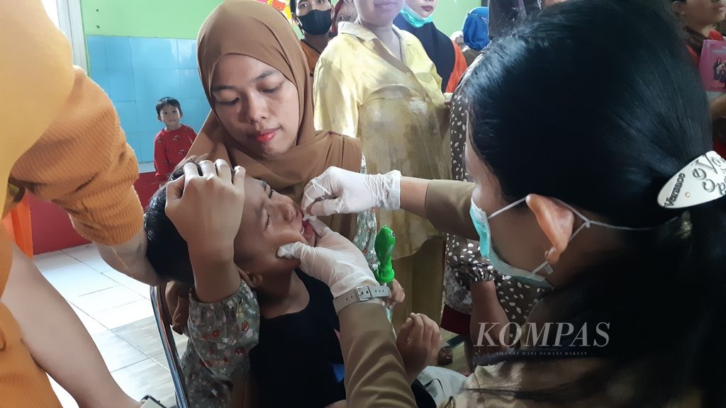 Anak-anak mendapatkan imunisasi Sub-PIN Polio di Balai Desa Karangrau, Sokaraja, Banyumas, Jawa Tengah, Senin (15/1/2024).