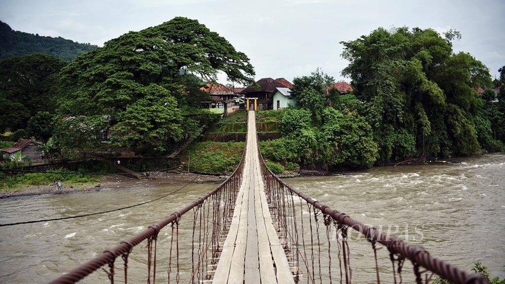 Suasana perjalanan menuju Air Terjun Curup Maung melewati aliran Sungai Lematang di kawasan Pulau Pinang, Kabupaten Lahat, Sumatera Selatan, Selasa (13/3). 