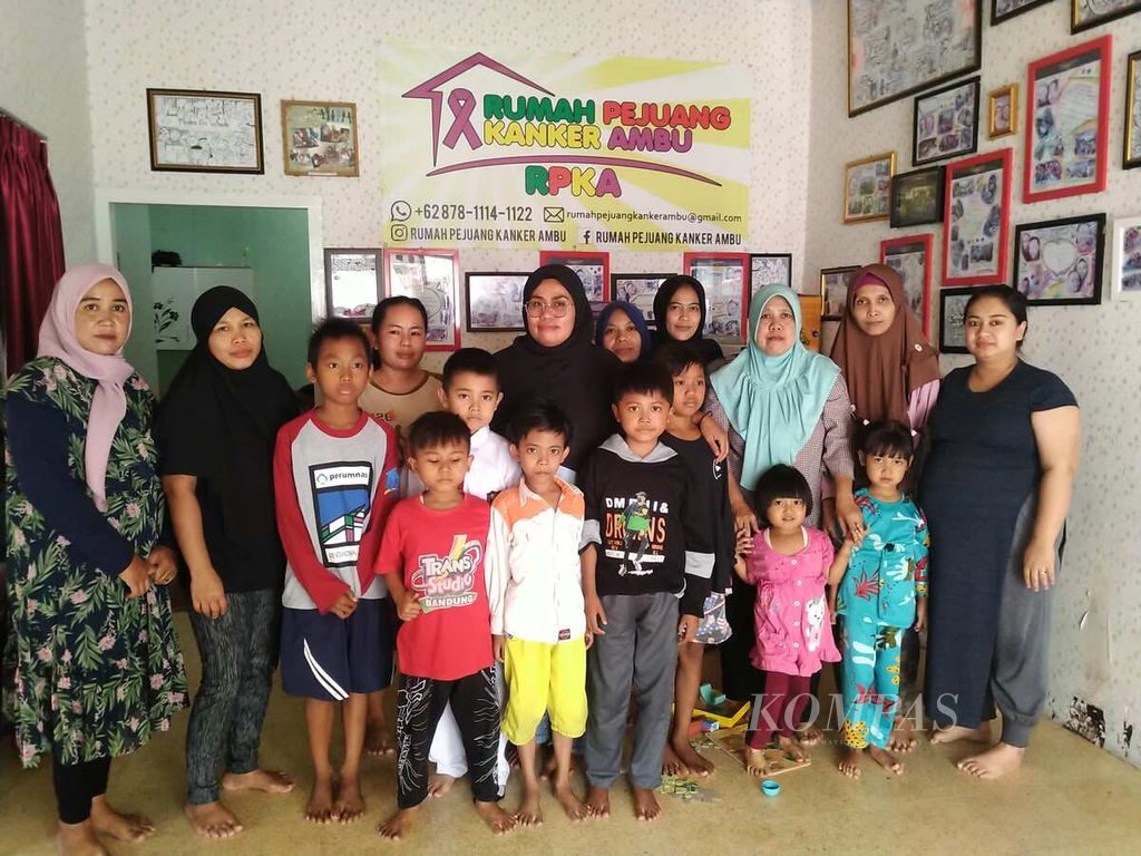 Dewi Nurjanah (berkacamata) bersama anak-anak penderita kanker dan orang tuanya.