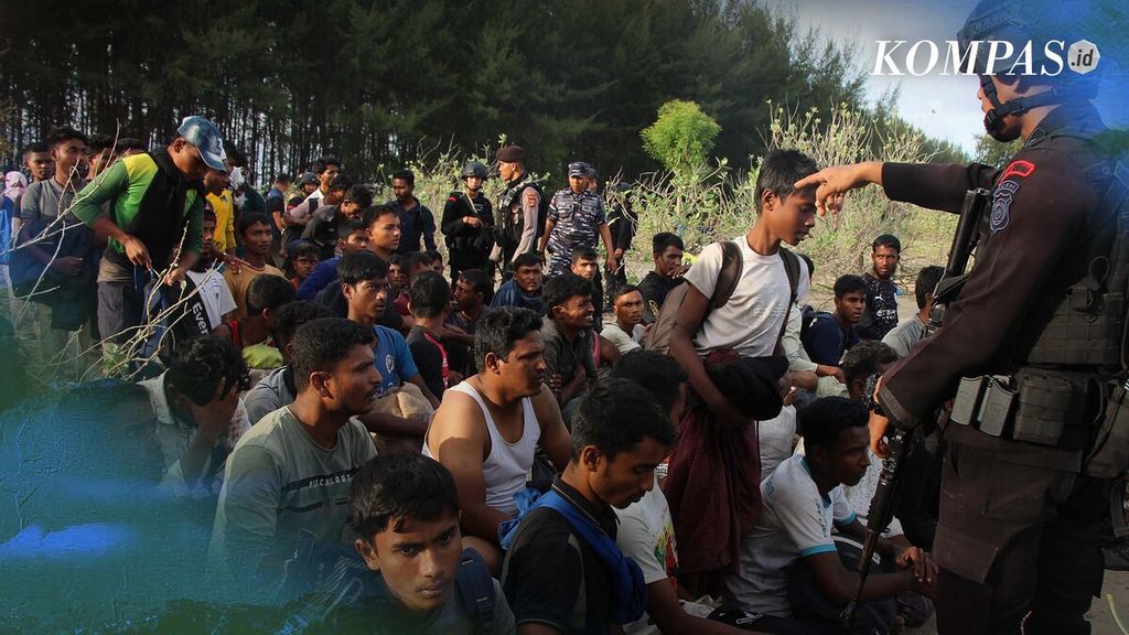 137 Pengungsi Rohingya Bertahan di Halaman Parkir Gedung Serba Guna Banda Aceh