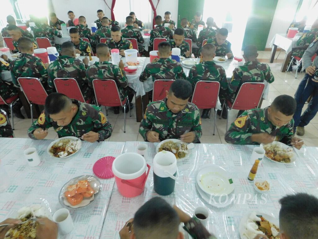 Para Taruna Akmil makan siang bersama, Senin (26/9), di Akmil, Magelang, Jawa Tengah.
