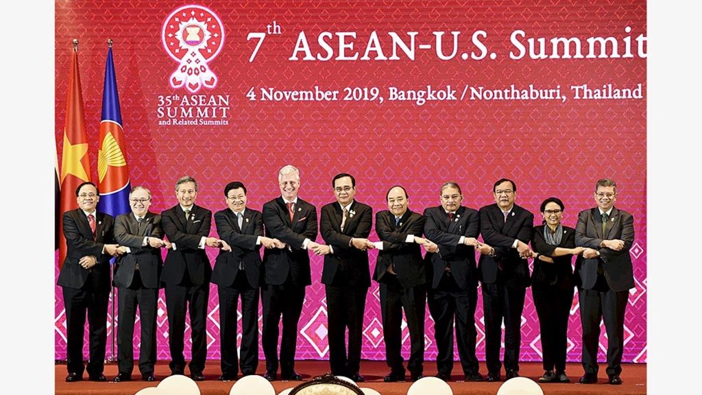 Tujuh negara ASEAN mengirim menteri luar negeri dalam Konferensi Tingkat Tinggi (KTT) Ke-7 ASEAN-AS saat AS mengirim Penasihat Keamanan Nasional Robert O’Brien (kelima dari kiri) pada KTT ASEAN di Bangkok, Thailand, Senin (4/11/2019).