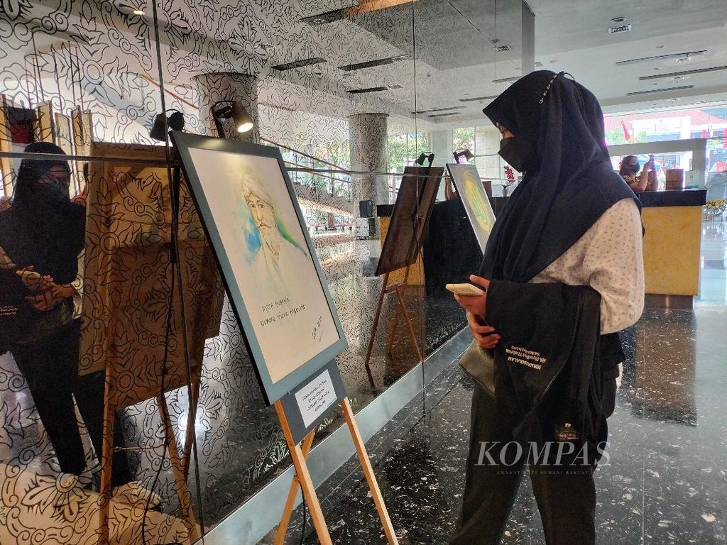 Seorang pengunjung melihat lukisan Syech Subakir yang ditampilkan dalam pameran lukisan tokoh dan pahlawan Magelang di Hotel Atria, Kota Magelang, Jawa Tengah, Jumat (1/7/2022). Syech Subakir adalah tokoh ulama yang makamnya menjadi obyek kunjungan wisatawan di Gunung Tidar, Magelang.
