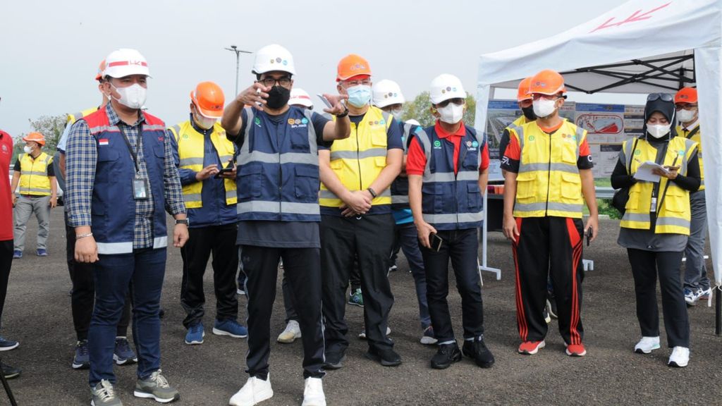Menteri Perhubungan Budi Karya Sumadi (keempat dari kiri) meninjau kesiapan pembangunan Balai Pengujian Laik Jalan dan Sertifikasi Kendaraan Bermotor (BPLJSKB) di Bekasi, Jawa Barat, Sabtu (12/11/2022), 