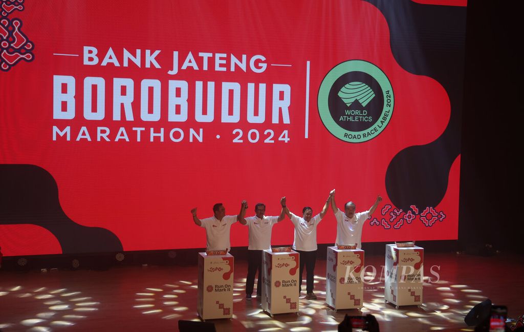 Pelaksana Tugas Direktur Utama Bank Jateng Irianto Harko Saputro, Penjabat Gubernur Jateng Nana Sudjana, Direktur Bisnis Harian <i>Kompas</i> Lukminto Wibowo, dan Ketua Yayasan Borobudur Marathon Liem Chie An (dari kiri ke kanan) hadir dalam peluncuran Bank Jateng Borobudur Marathon 2024 di Radjawali Semarang Cultural Center, Kota Semarang, Jawa Tengah, Senin (27/5/2024). 