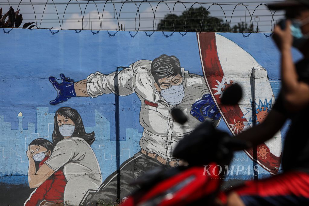 Mural bertema Covid-19 menghiasi tembok di Bukit Duri, Tebet, Jakarta Selatan, Senin (16/8/2021). Indonesia diperkirakan telah melewati puncak dari Covid-19 akibat varian Delta. Puncak kasus terjadi pada Juli 2021.