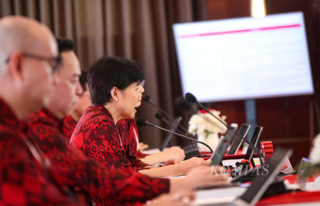 The President Director of OCBC Bank, Parwati Surjaudaja, presented the results of the Public Presentation of the Annual General Meeting of Shareholders (RUPST) for PT Bank OCBC NISP Tbk in Jakarta on Monday (18/3/2024).