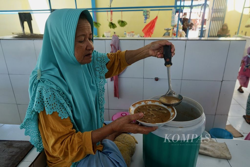 Pedagang menjajakan sagu yang telah diolah di Kaledupa, Wakatobi, Sulawesi Tenggara, Rabu (30/8/2023).