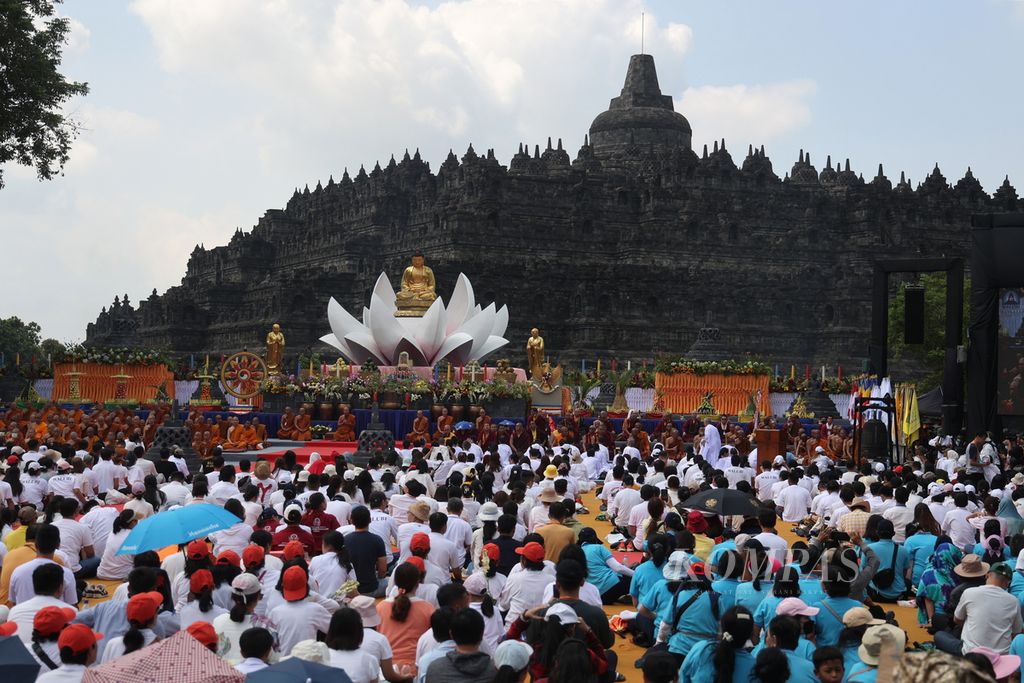 Umat Buddha mengikuti peringatan detik-detik Waisak 2567 BE/2023 di Candi Borobudur, Magelang, Jawa Tengah, Minggu (4/6/2023). Peringatan detik-detik Waisak pada pukul 10.41.19 itu berlangsung khidmat dengan dihadiri umat Buddha dari sejumlah daerah dan negara. Tema perayaan Waisak pada tahun ini adalah Aktualisasikan Ajaran Buddha Dharma di Dalam Kehidupan Sehari-hari.