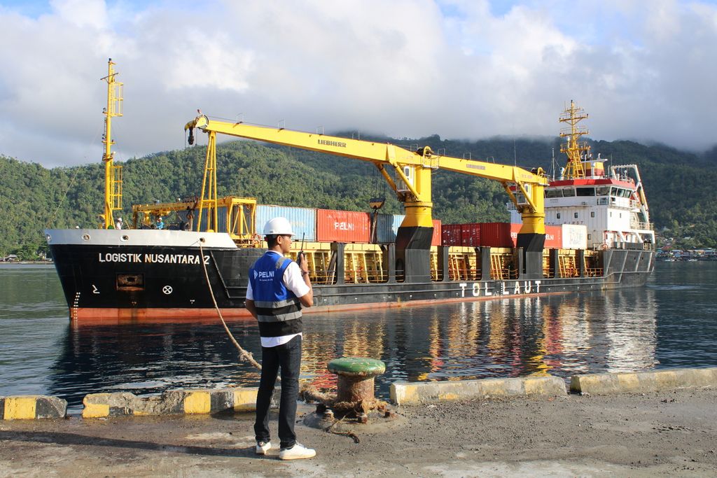 Petugas berkomunikasi dengan awak Kapal Logistik Nusantara 2 di Pelabuhan Tahuna, Kabupaten Kepulauan Sangihe, Sulawesi Utara, Selasa (28/11/2023).