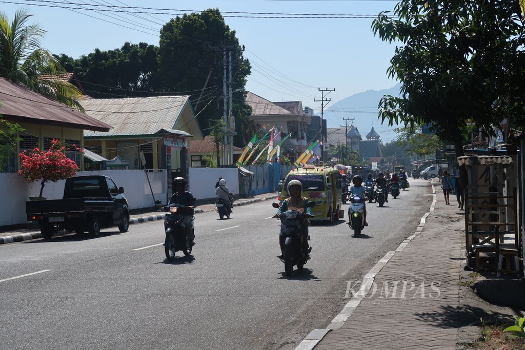  Suasana Jalan Diponegoro, Wetabua, Kabupaten Alor, Nusa Tenggara Timur, Sabtu (14/9/2024). Alor merupakan satu dari tiga kabupaten yang menjadi tempat kegiatan Sekolah Lapang Kearifan Lokal oleh Kemendikbudristek pada 2024.