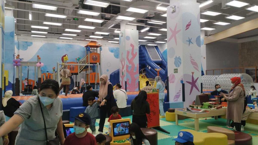 Sejumlah pengunjung anak-anak didampingi orang dewasa bermain di Kidzoona Ciputra World, Jakarta Selatan, pada Senin (26/12/2022).