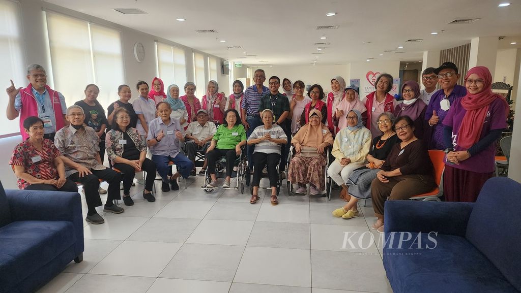 Warga lanjut usia berfoto bersama saat kegiatan <i>senior daycare </i>yang digelar Tenteram Senior Care di Rumah Sakit Universitas Indonesia, Depok, Jawa Barat, Rabu (4/9/2024).