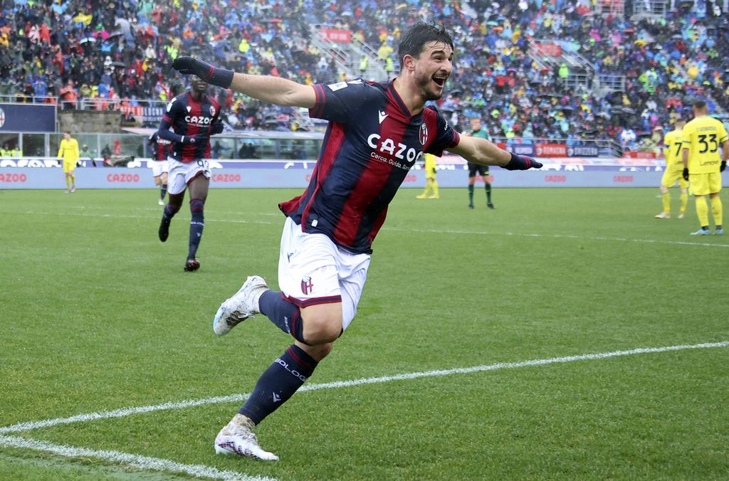 Pemain Bologna, Riccardo Orsolini, melakukan selebrasi setelah mencetak gol pertama dan menjadi gol satu-satunya dalam pertandingan Liga Italia antara Bologna dan Inter Milan di Stadion Renato DallAra, Bologna, Minggu (26/2/2023). 