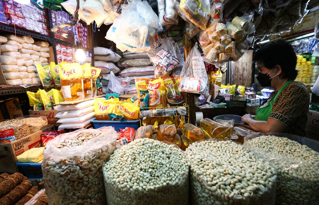 Minyak goreng curah dan kemasan ditawarkan pedagang di Pasar Kebayoran Lama, Jakarta Selatan, Senin (30/1/2022). Minyak goreng curah dijual di pasar tersebut dengan harga Rp 20.000 per kilogram, sedangkan minyak goreng kemasan dijual Rp 20.000 per liter.