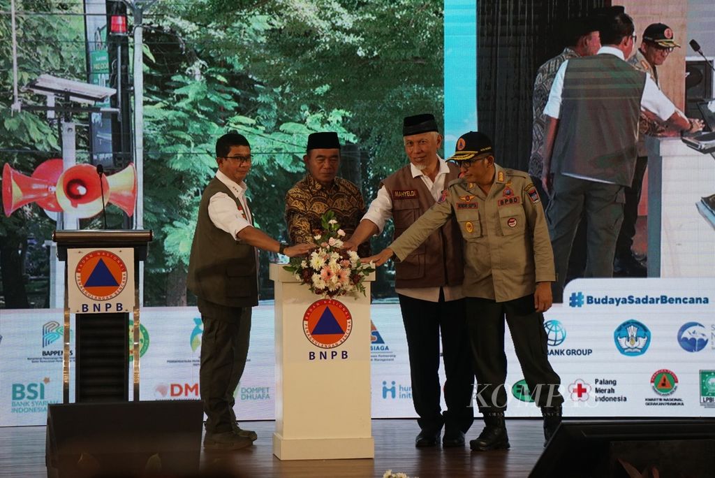 The Head of BNPB, Lieutenant General Suharyanto, Coordinating Minister for Human Development and Culture Muhadjir Effendy, Governor of West Sumatra Mahyeldi, and Mayor of Padang Hendri Septa (from left to right) pressed the siren button to mark the start of a disaster simulation in Indonesia simultaneously during the peak of the commemoration of National Disaster Preparedness Day in Padang, West Sumatra, on Friday (26/4/2024).