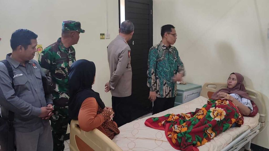Jajaran KPU Cilacap dan TNI-Polri menjenguk anggota KPPS yang diduga keracunan di Cilacap, Jawa Tengah, Selasa (30/1/2024).