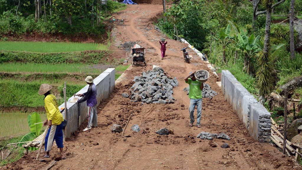 Pemanfaatan Dana Desa - Warga bekerja di proyek pembangunan jalan akses yang sumber dananya berasal dari Dana Desa tahun anggaran 2016 di Pedukuhan Gunungbutak, Desa Nglanggeran, Patuk, Gunung Kidul, DI Yogyakarta, Selasa (6/12). Hasil pembangunan itu diharapkan mampu mempermudah mobilitas warga sehingga kesejahteraan mereka meningkat.<br /> Kompas/Ferganata Indra Riatmoko (DRA)<br /> 06-12-2016