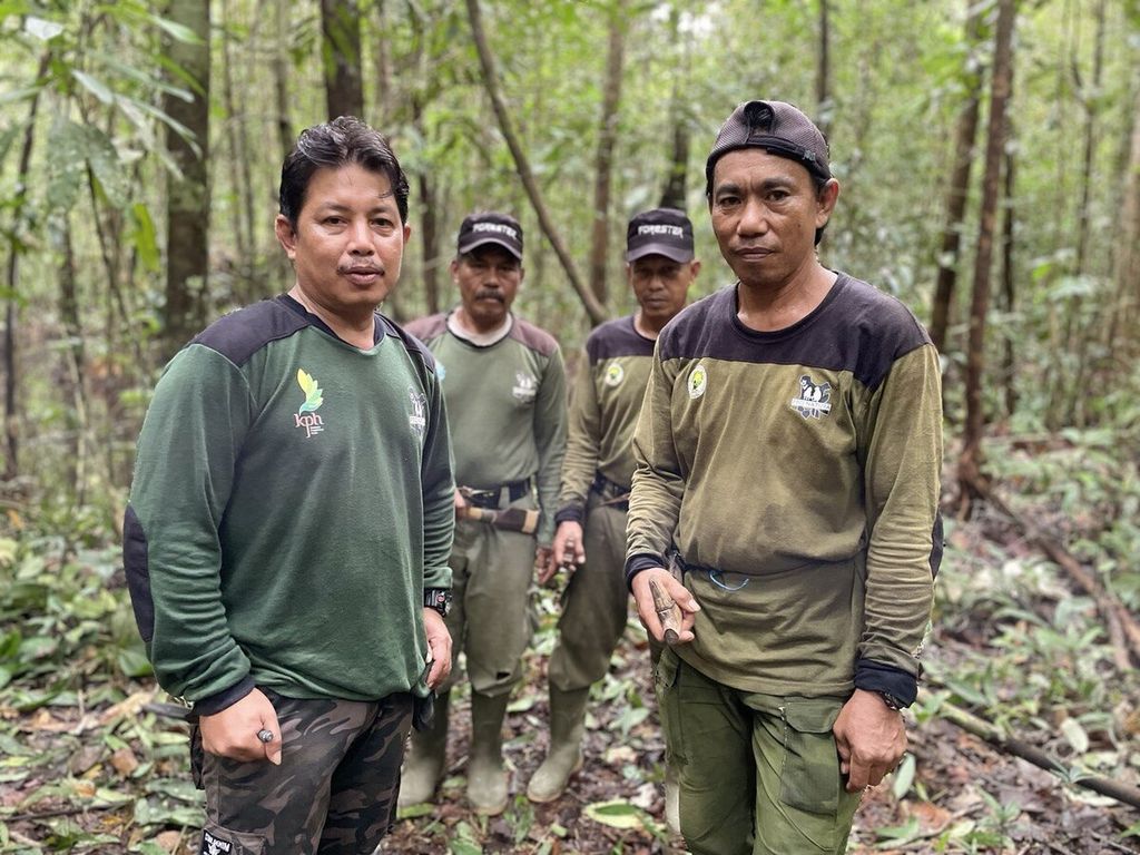Para penjaga Hutan Lindung Sungai Wain, Kota Balikpapan, Kalimantan Timur, berfoto bersama saat sedang berpatroli di dalam hutan, Minggu (5/2/2023).