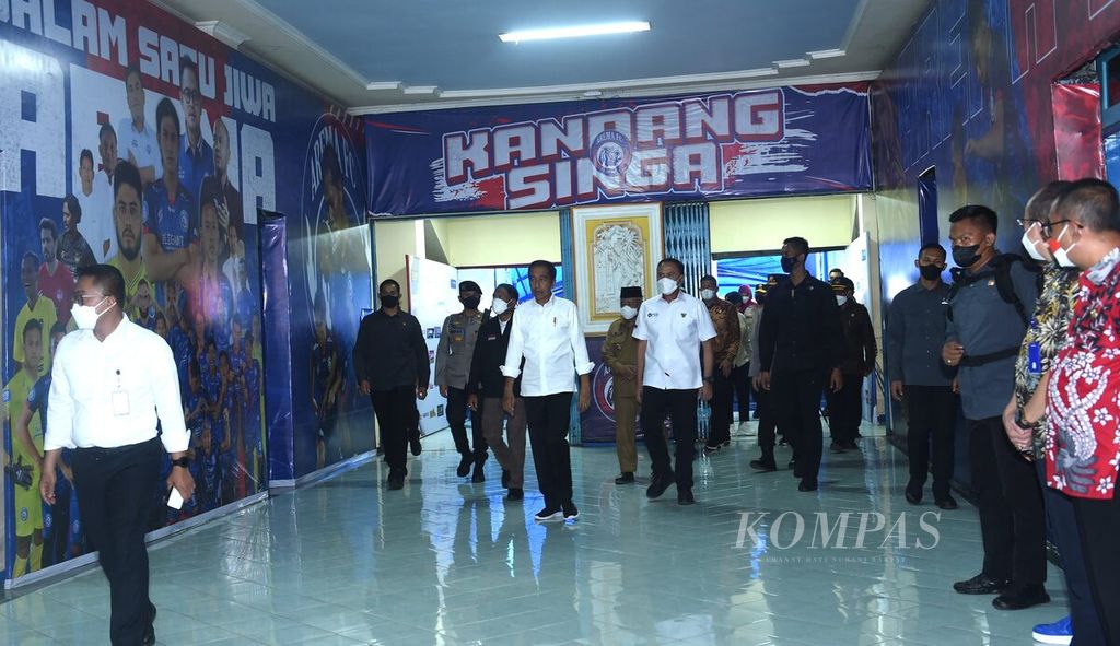 Presiden Joko Widodo seusai melihat lapangan di Stadion Kanjuruhan, Kabupaten Malang, Jawa Timur, Rabu (5/10/2022). Presiden datang ke Stadion Kanjuruhan untuk melihat langsung kondisi stadion pascakerusuhan pada Sabtu (1/10/2022) yang memakan korban jiwa 130 orang. 