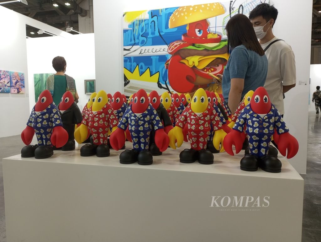 Pengunjung menikmati salah satu stan galeri seni rupa di pameran Art SG 2024 yang berlangsung di Marina Bay Sands Expo & Convention Centre, Kamis (18/1/2024). 