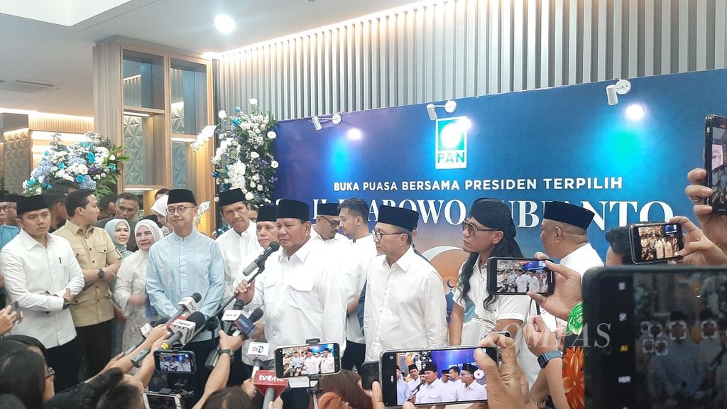 Prabowo Subianto didampingi Ketua Umum Partai Amanat Nasional Zulkifli Hasan dan jajaran elite PAN sesuai acara buka puasa bersama “Presiden Terpilih Prabowo Subianto” di Kantor Dewan Pimpinan Pusat Partai Amanat Nasional, Jakarta, Kamis (21/3/2023).
