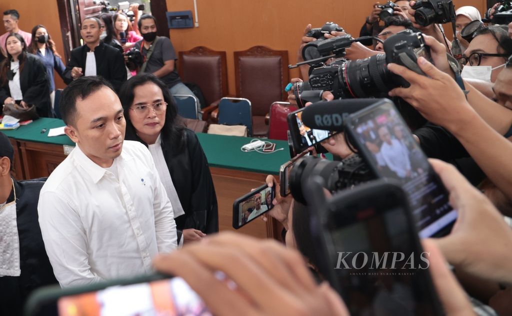 Terdakwa kasus pembunuhan Nofriansyah Yosua Hutabarat atau Brigadir J, Ricky Rizal, seusai menjalani sidang pembacaan putusan di Pengadilan Negeri Jakarta Selatan, Selasa (14/2/2023).