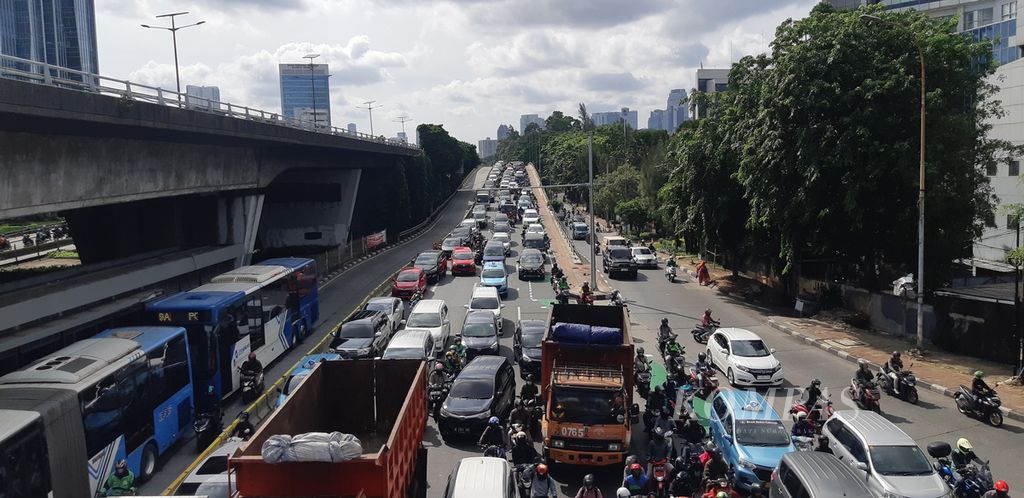 Suasana lalu lintas di Jalan Gatot Subroto menuju lampu merah perempatan Slipi Petamburan, Kecamatan Tanah Abang, Jakarta Pusat, pukul 09.00, Rabu (14/12/2022). Mayoritas kendaraan pribadi, baik mobil maupun motor, memadati jalanan.