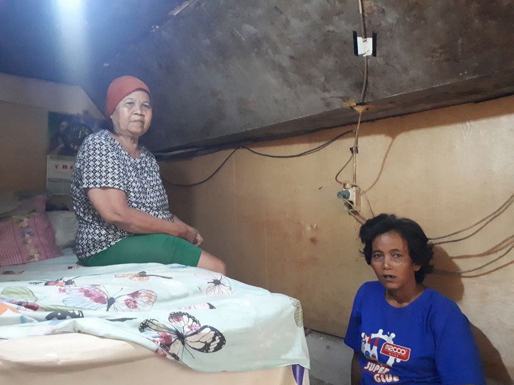 Umi (55) dan Neti Lukiawati (46) di rumah Umi di kolong Jalan Tol Pelabuhan, Penjaringan, Jakarta Utara (Senin, 19/12/2022).