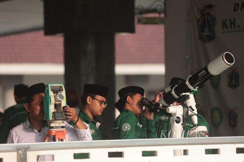 Petugas dari Lembaga Falakiyah Pengurus Wilayah Nahdlatul Ulama DKI Jakarta memantau hilal dari Masjid Raya KH Hasyim Asyari, Cengkareng, Jakarta, Kamis (20/4/2023). Pemantauan tersebut untuk menentukan jatuhnya 1 Syawal 1444 Hijriyah. 