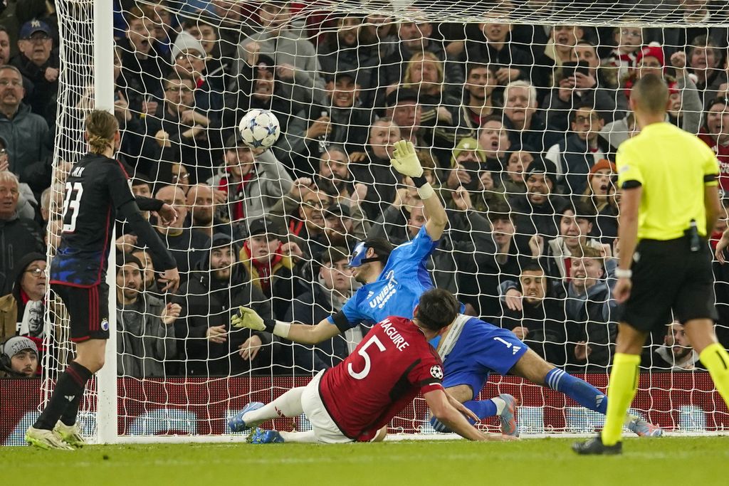 Bek Manchester United Harry Maguire (5), mencetak gol kemenangan timnya saat melawan Copenhagen pada laga Liga Champions di Old Trafford, Rabu (25/10/2023) dini hari WIB.