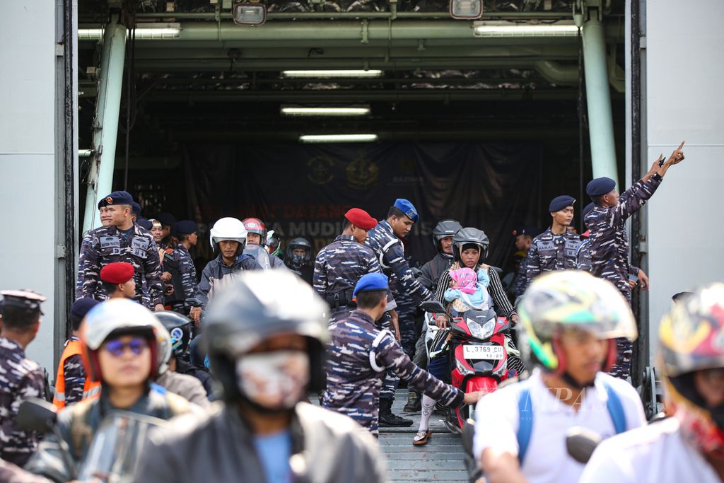 Pemudik yang menggunakan sepeda motor keluar dari KRI Banda Aceh 593 saat tiba di dermaga Markas Komando (Mako) Komando Lintas Laut Militer (Kolinlamil) Tanjung Priok, Jakarta Utara, Senin (15/4/2024).