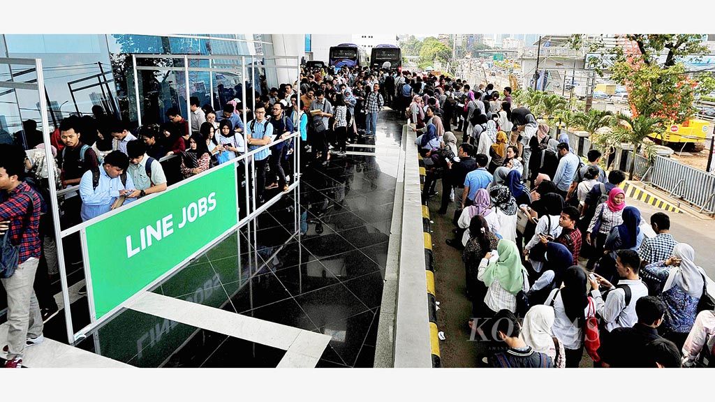 Pencari kerja  mencari lowongan dalam bursa kerja Mega Career Expo di Gedung Smesco, Jakarta, Kamis (7/12). Saat ini jumlah pengangguran terbuka sekitar 7 juta. Pemerintah berupaya untuk mengurangi jumlah pengangguran terbuka pada 2018 dengan memaksimalkan penyerapan tenaga kerja, terutama pada sektor industri manufaktur, industri kreatif, dan pariwisata.