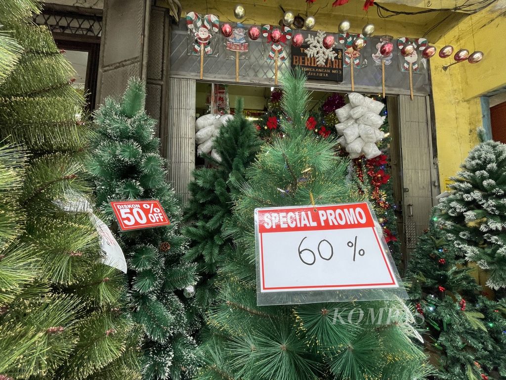 Pedagang ornamen Natal di Pasar Asemka, Jakarta Barat, berlomba memberikan promosi berupa potongan harga, Senin (12/12/2023). 
