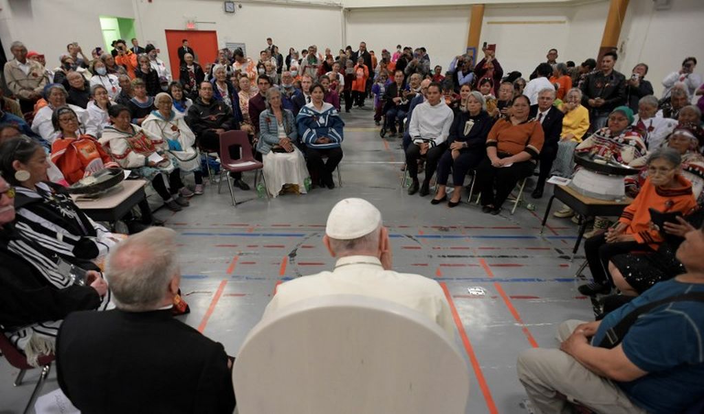Paus Fransiskus bertemu dengan para alumnus sekolah Katolik di aula Sekolah Dasar Nakasuk di Iqaluit, Nunavut, Kanada pada 29 Juli 2022 dan meminta maaf serta pengampunan atas ”kejahatan” yang dilakukan sekolah-sekolah Katolik di masa lalu terhadap anak-anak pribumi.