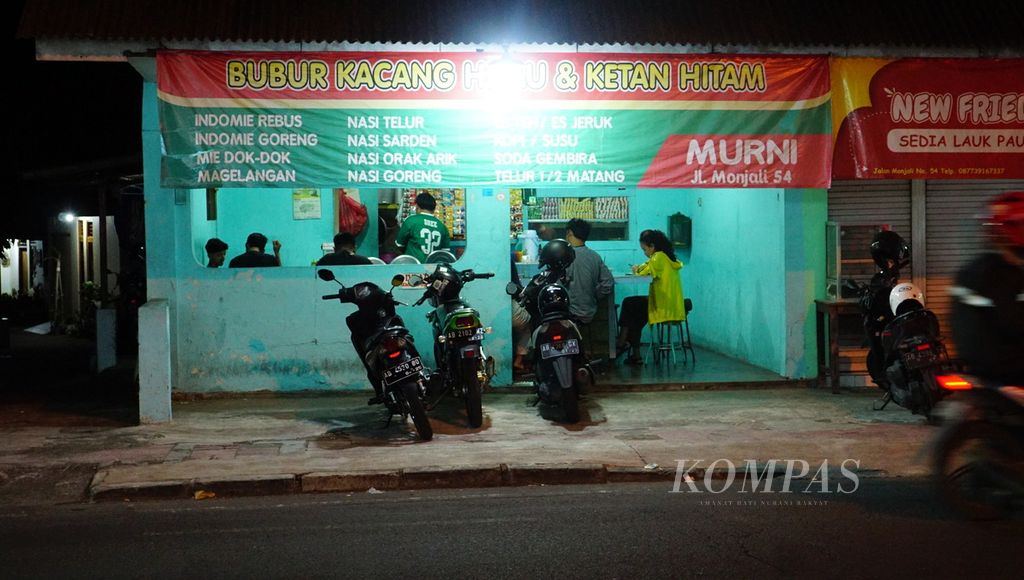 Suasana Warung Burjo Murni di Kecamatan Mlati, Kabupaten Sleman Daerah Istimewa Yogyakarta, Minggu (23/10/2022). 
