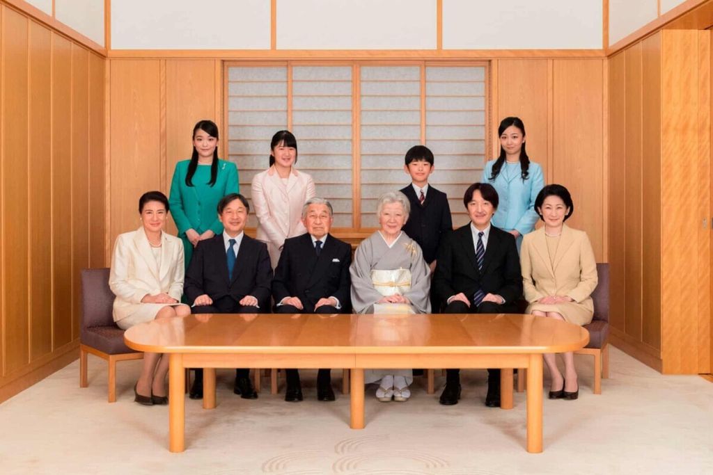 Para anggota keluarga kerajaan Jepang. Depan kiri ke kanan: Putri Mahkota Masako, Putra Mahkota Naruhito, Kaisar Akihito, Permaisuri Michiko, Pangeran Akishino, Putri Kiko. Belakang kiri ke kanan, Putri Mako, Putri Aiko, Pangeran Hisahito, dan Putri Kako pada Desember 2018.