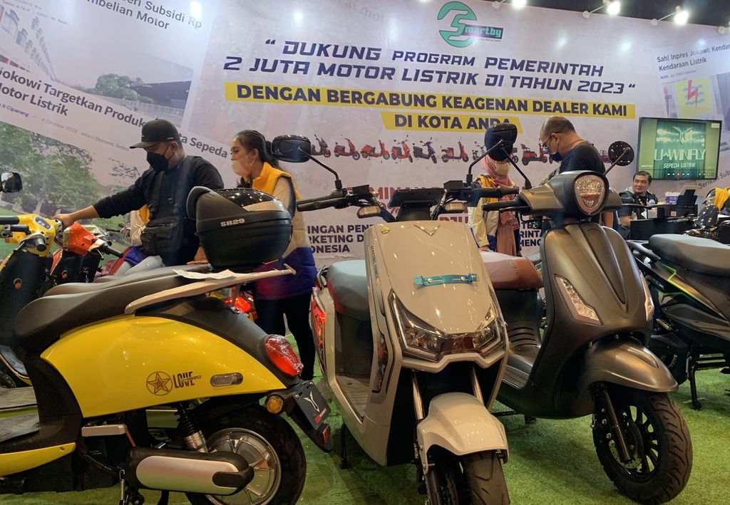 Stan motor listrik Smartby dalam pameran otomotif Indonesia Motorcycle Show (IMOS) 2022 di Jakarta, Kamis (3/11/2022). Smartby merupakan distributor yang memasok motor listrik ke <i>dealer</i> yang tersebar di hampir semua provinsi di Indonesia.