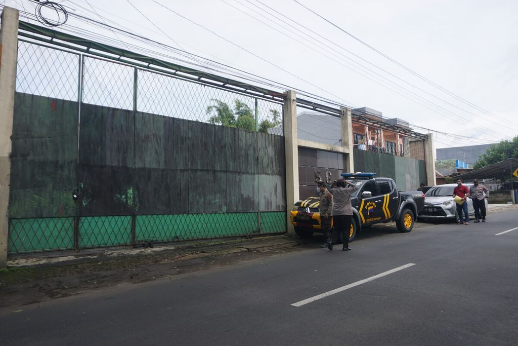 Kepolisian Resor Kota Banyumas menggerebek gudang miras di Kecamatan Baturraden, Banyumas, Jawa Tengah, Selasa (25/10/2022). Ribuan botol berisi miras disita.