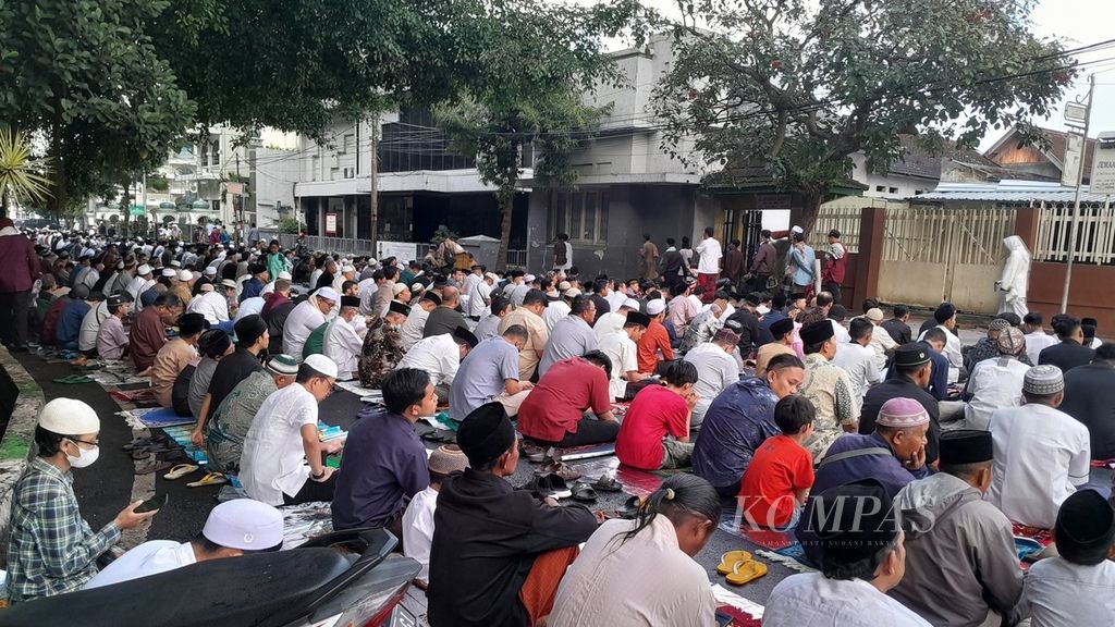 Ribuan warga Muslim melaksanakan shalat Idul Adha 1444 H di dalam dan halaman Masjid Agung Jami Kota Malang, Jawa Timur, Kamis (29/6/2023). 