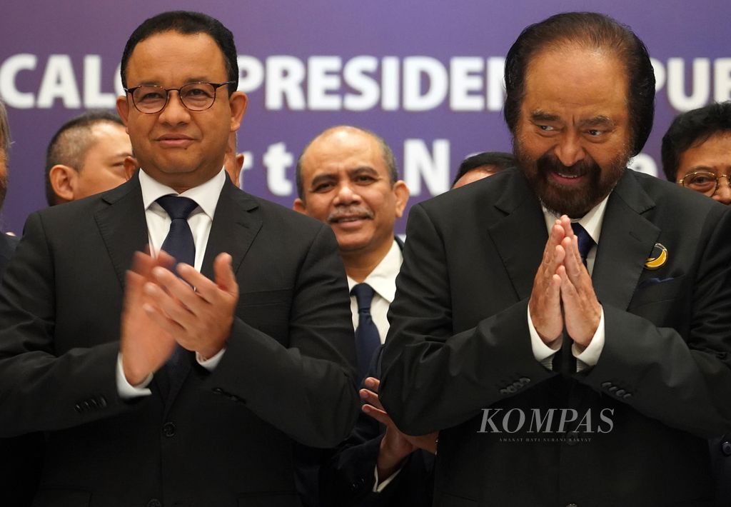 Ketua Umum Partai Nasional Demokrat Surya Paloh (kanan) bersama Anies Baswedan (kiri) di Nasdem Tower, Jakarta (3/10/2022). Partai Nasdem resmi mencalonkan Anies Baswedan sebagai calon presiden di Pemilu 2024. 