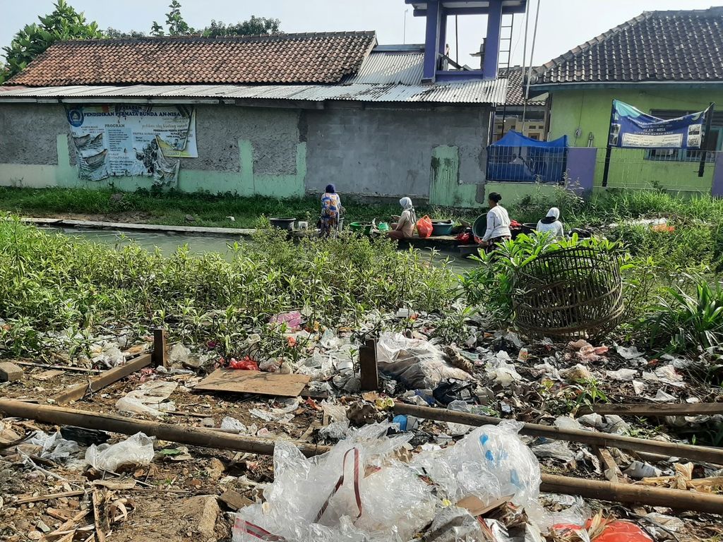 Tumpukan sampah di pinggiran kali di Jalan Raya Bojong Renged, Kecamatan Teluknaga, Kabupaten Tangerang, Senin (17/10/2022).