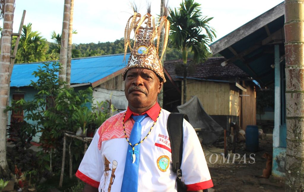 Yesaya Kacili (53), pendeta di Gereja Kristen Injili (GKI) Elim Kapatcol, Misool Barat, Kabupaten Raja Ampat, Papua Barat Daya, Senin (25/3/2024).