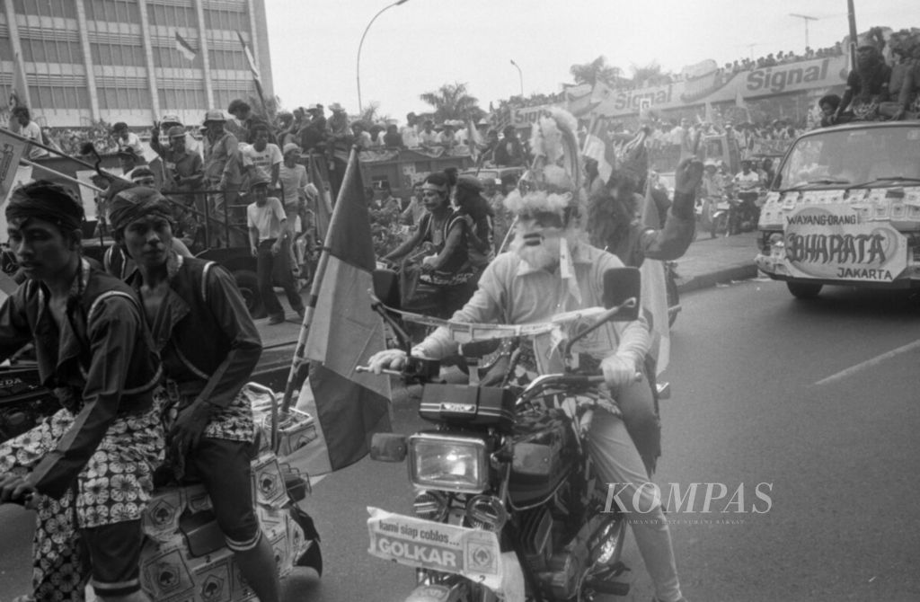 Kampanye Golongan Karya putaran kelima (terakhir) di DKI Jaya berlangsung penuh gairah dalam bentuk pawai, Minggu (25/4/1982). 