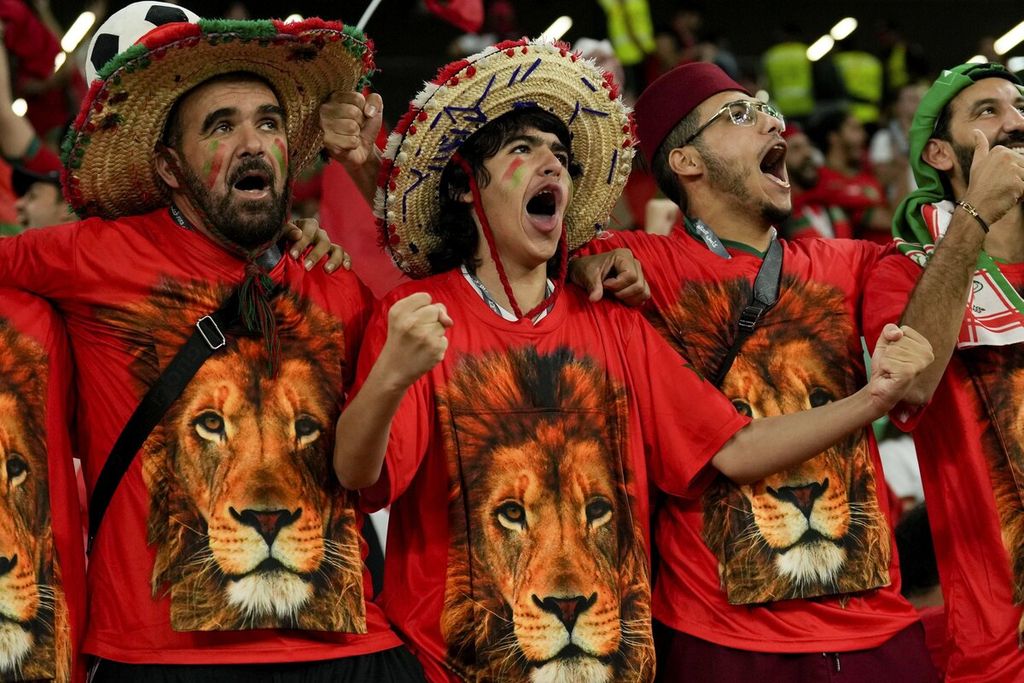 Para pendukung Maroko bersorak saat mendampingi timnya menghadapi Spanyol pada laga babak 16 besar Piala Dunia Qatar di Stadion Education City di Al Rayyan, Qatar, Rabu (7/12/2022) dini hari WIB. Maroko memenangi laga itu lewat adu penalti. 